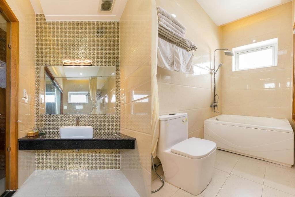Khach San Thien Cung Hotel Хошимин Екстериор снимка